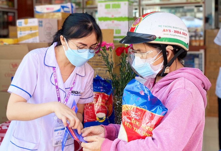 FPT Long Chau tiep suc cong dong vuot kho sau gian cach hinh anh