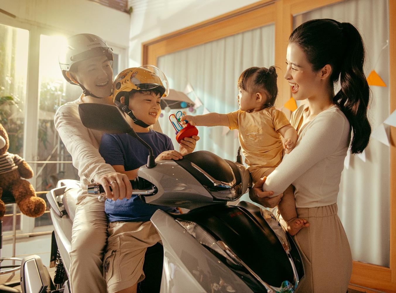 Mot ngay ‘o nha van vui’ cua gia dinh Dong Nhi - Ong Cao Thang hinh anh