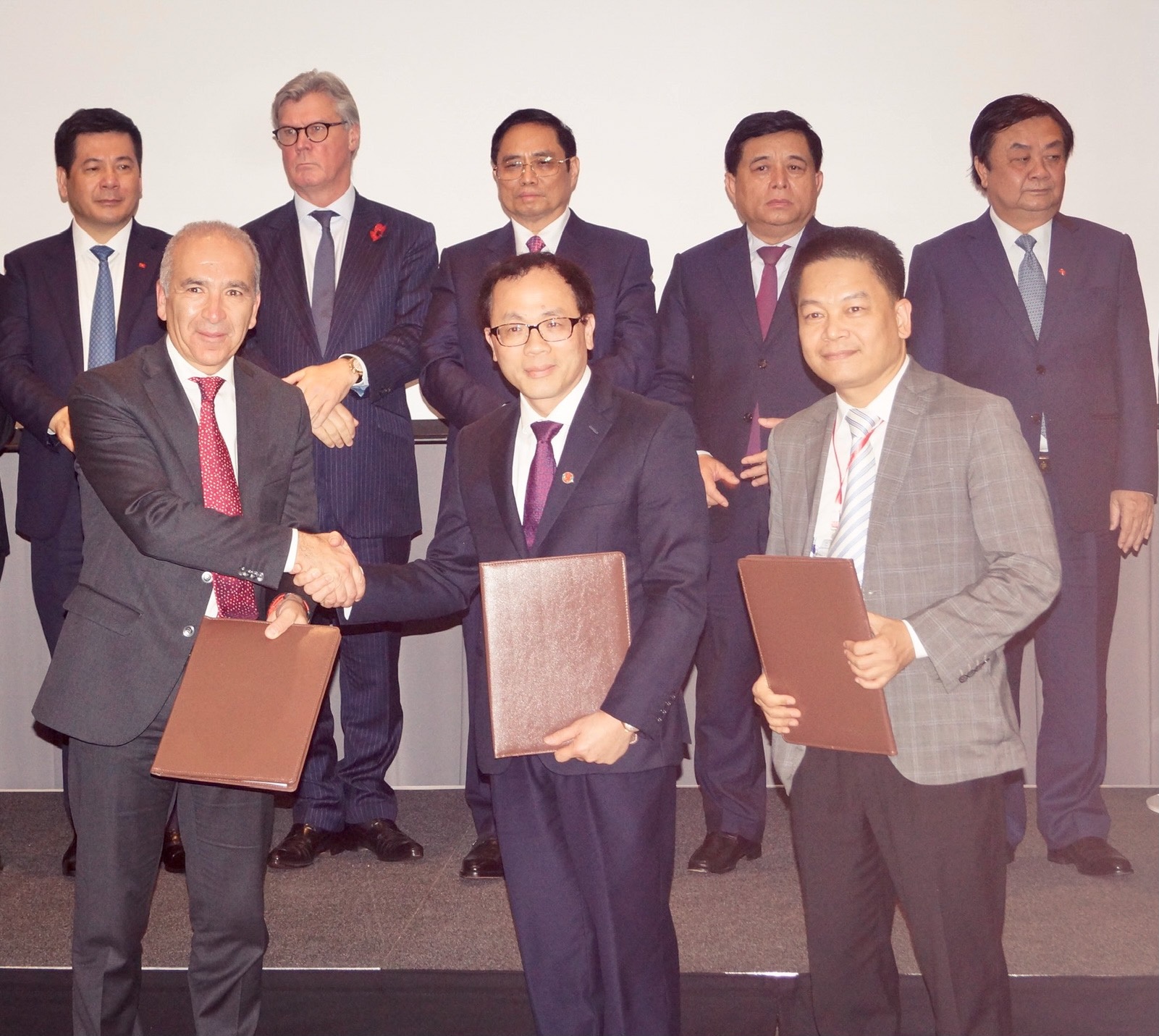 Tap doan T&T Group,  Standard Chartered anh 2