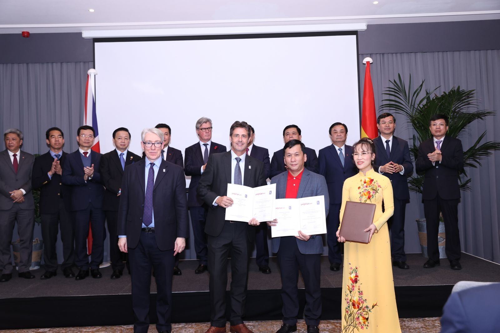 Rolls-Royce, Vietjet ky thoa thuan 400 trieu USD cung cap dong co hinh anh
