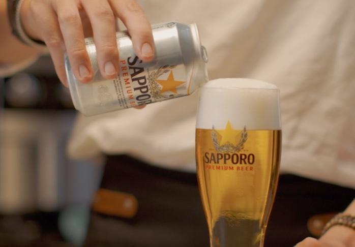 Dien mao moi tinh te, nang tam huong vi cua Sapporo Premium Beer hinh anh