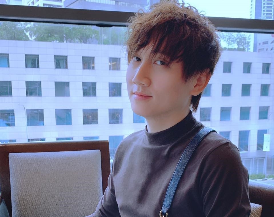 Mr Siro canh tranh voi ca si sinh nam 2002 tren top 10 #zingchart hinh anh