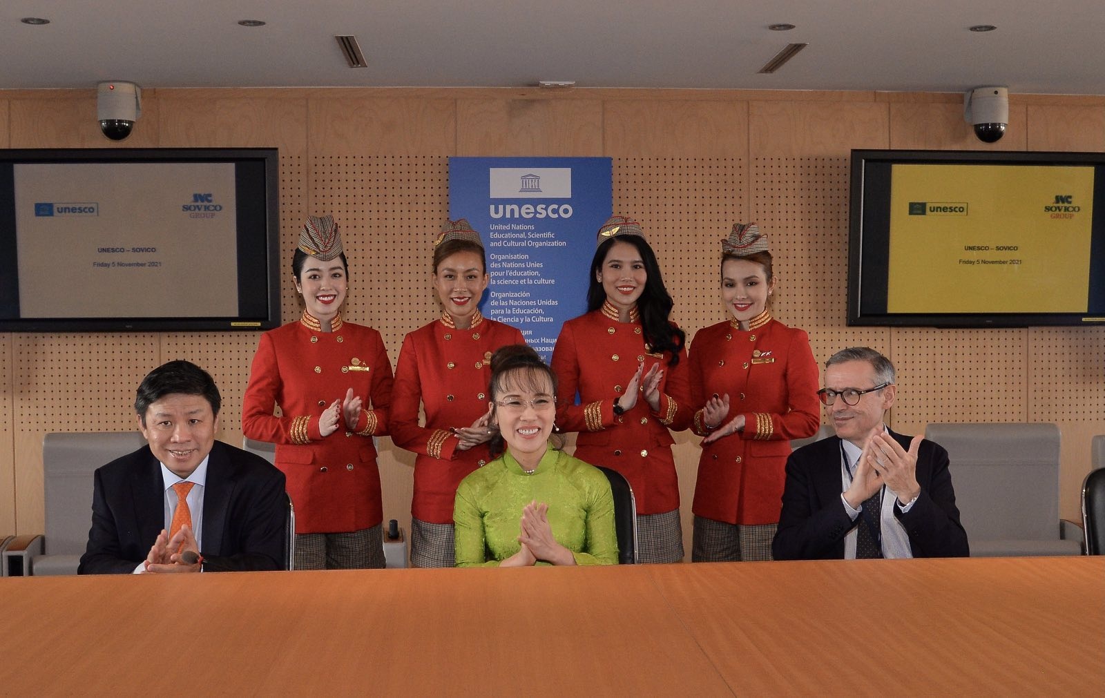 Tau bay, tiep vien Vietjet gay an tuong tai chau Au hinh anh