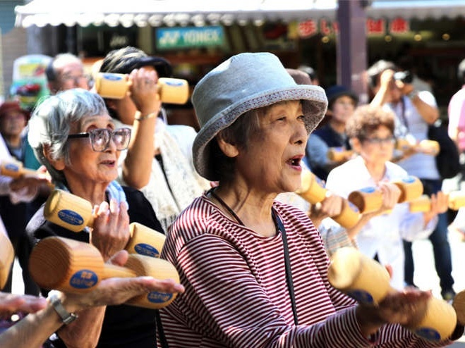 Chon ta quan ho tro giac ngu nguoi cao tuoi mac chung tieu dem hinh anh