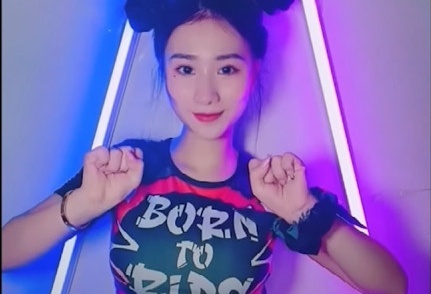 Tieu Hy bien hoa phong cach voi vu dieu 'Exciter Master art of street' hinh anh