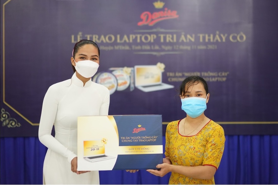 H’Hen Nie trao laptop tri an thay co tai Dak Lak dip 20/11 hinh anh