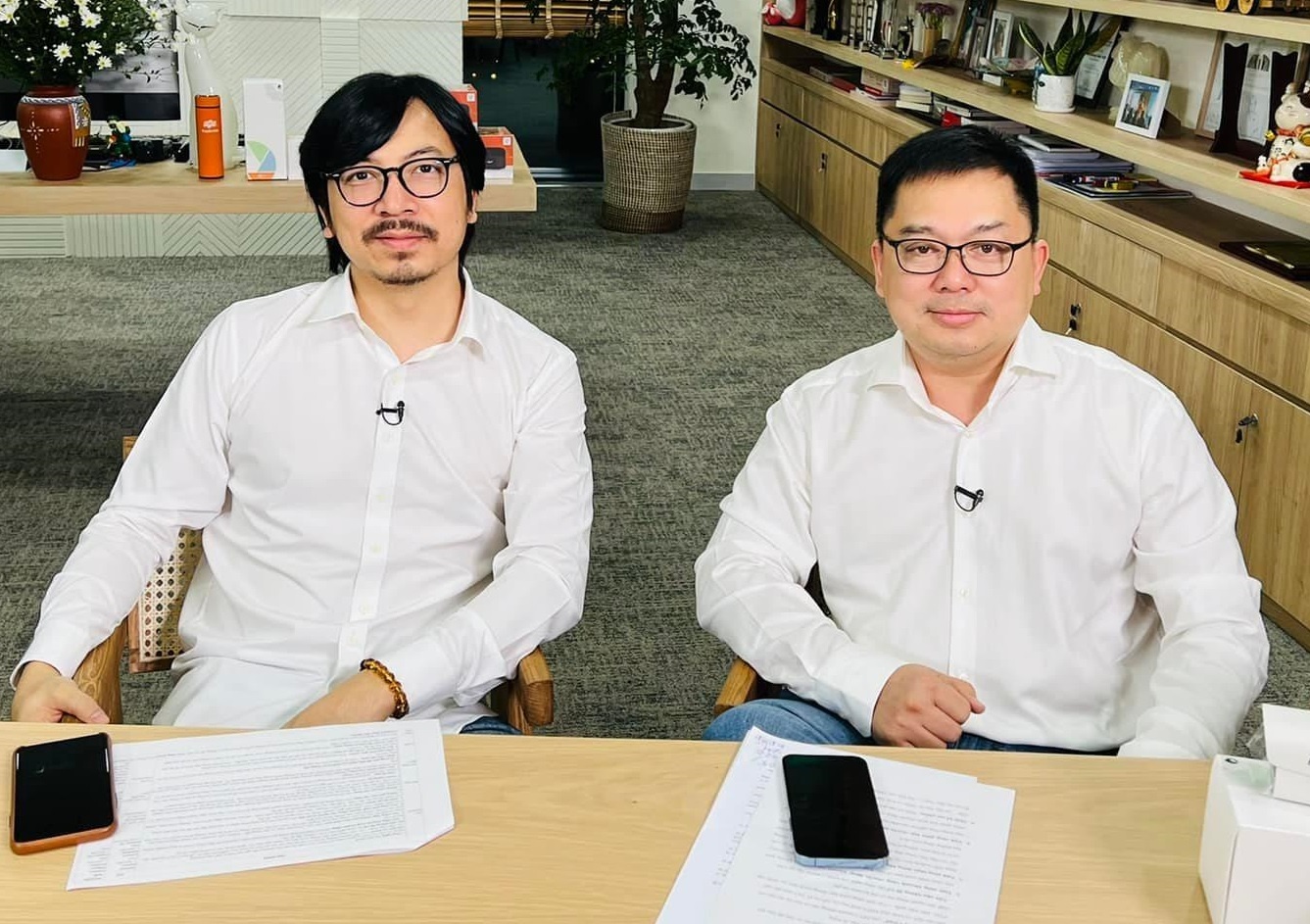 Chu tich FPT Telecom cung GS Cu Trong Xoay livestream ban hang hinh anh