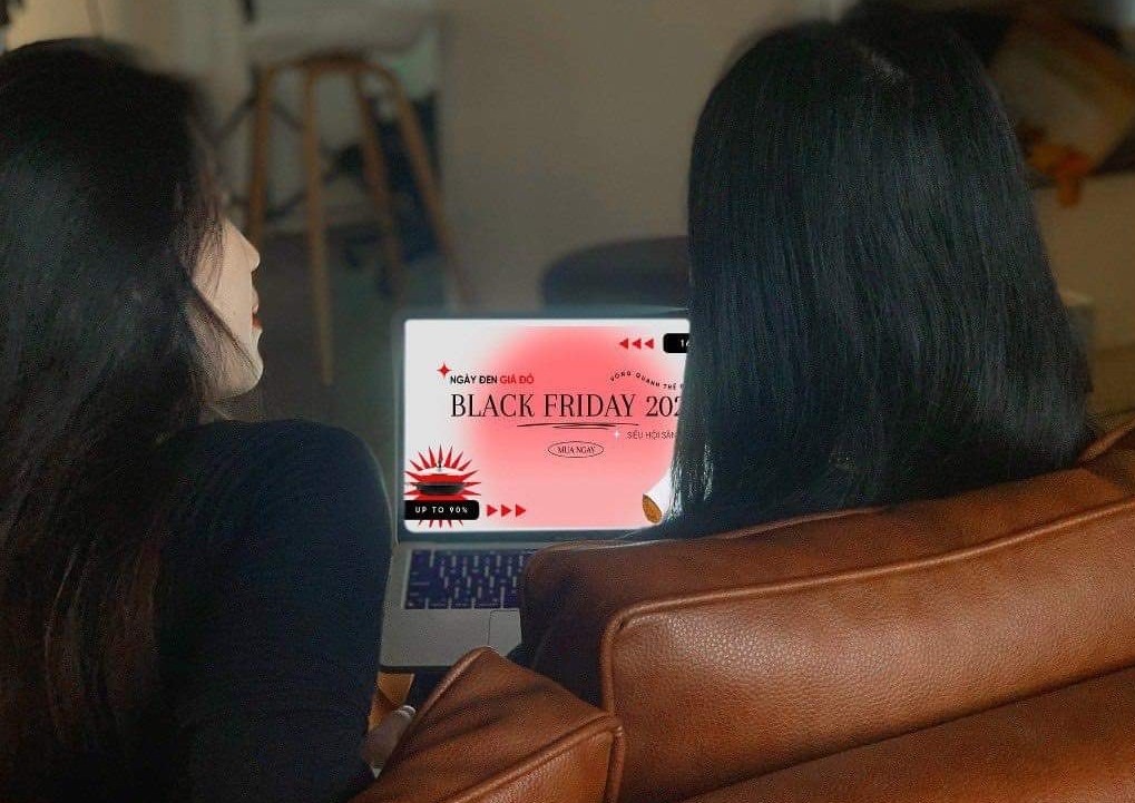 San sale hang ngoai tai nha dip Black Friday hinh anh