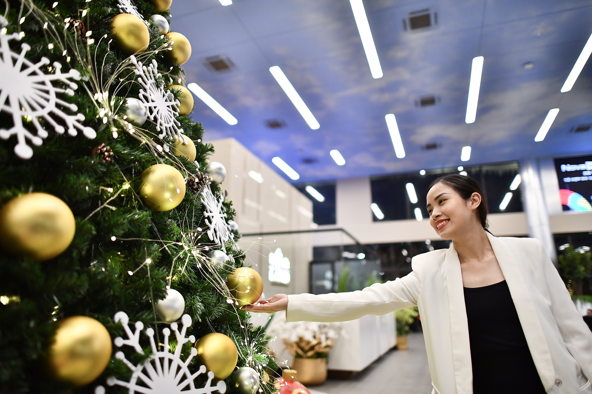 Nguoi dan TP.HCM don Giang sinh som, check-in cung cay thong cao 25 m hinh anh