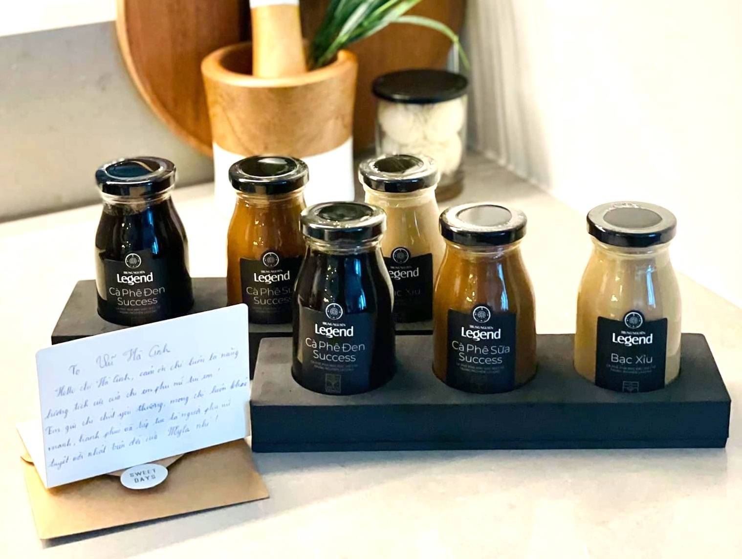 Sao Viet huong ung trao luu tang qua ket noi, chia se yeu thuong hinh anh