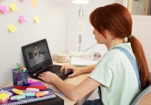 Vi sao nguoi tre tiep tuc hoc IELTS online hau gian cach? hinh anh