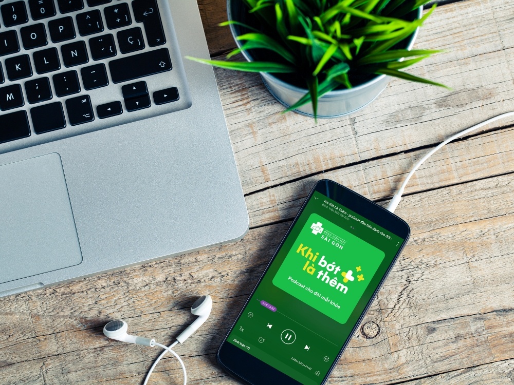 Giam ap luc cho mat bang cach nghe podcast hinh anh