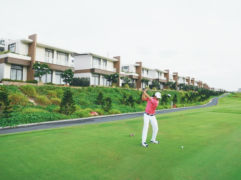 24 gio choi golf va nghi duong cung Truong Chi Quan hinh anh