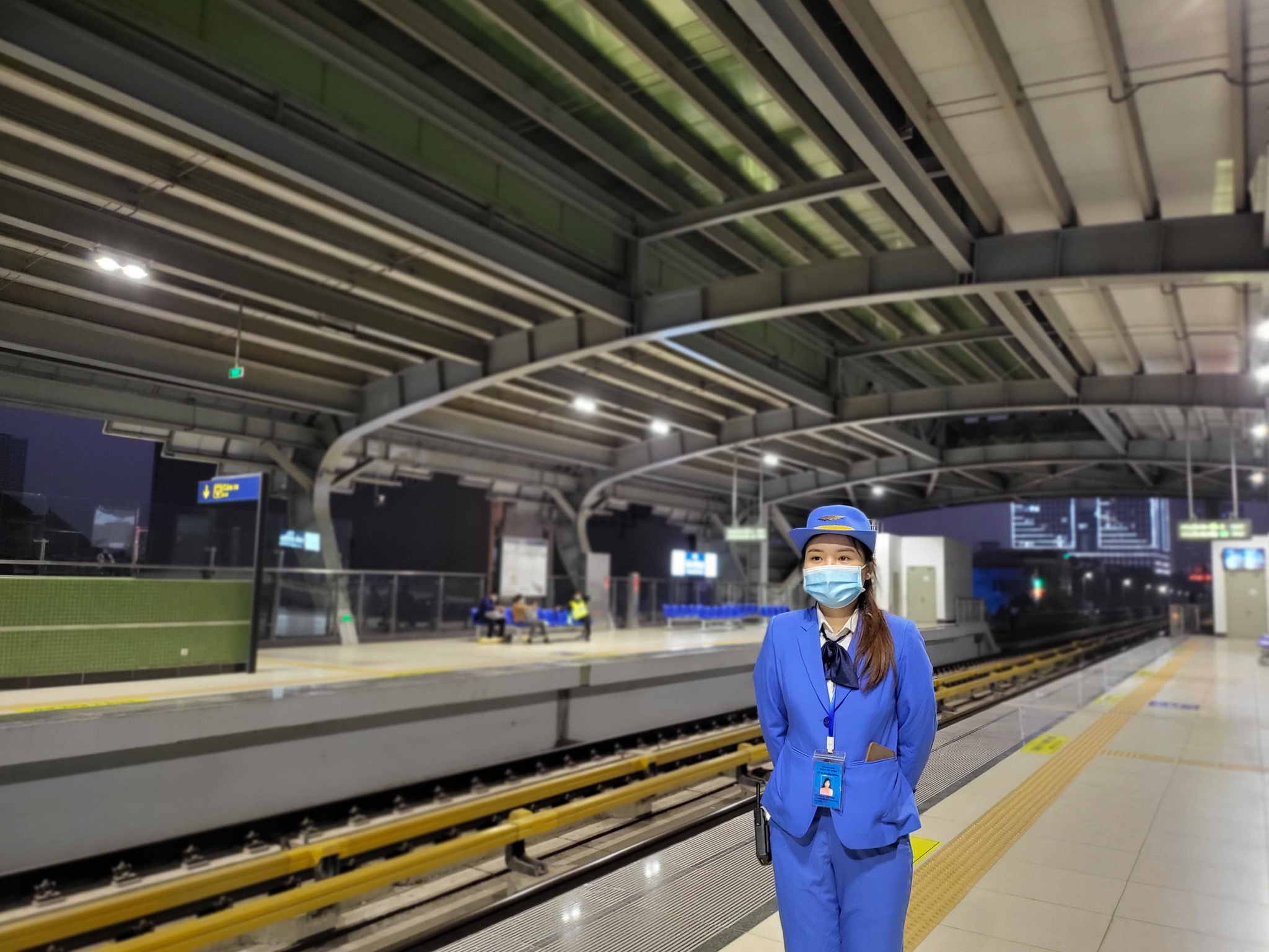 đi tàu Cát Linh, giá Z Fold3 ảnh 12 di tau Cat Linh, gia Z Fold3 anh 12