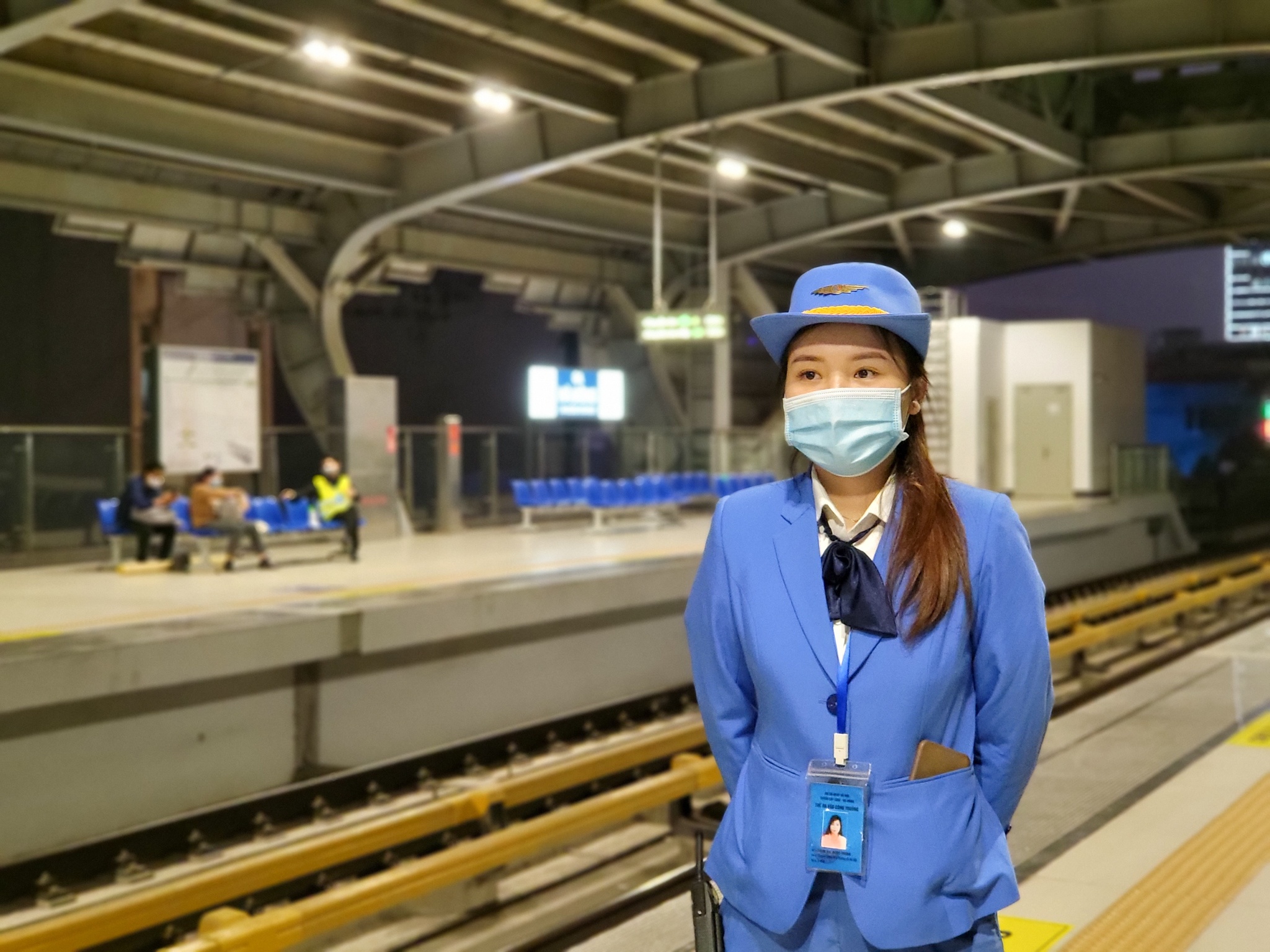 đi tàu Cát Linh, giá Z Fold3 ảnh 13 di tau Cat Linh, gia Z Fold3 anh 13