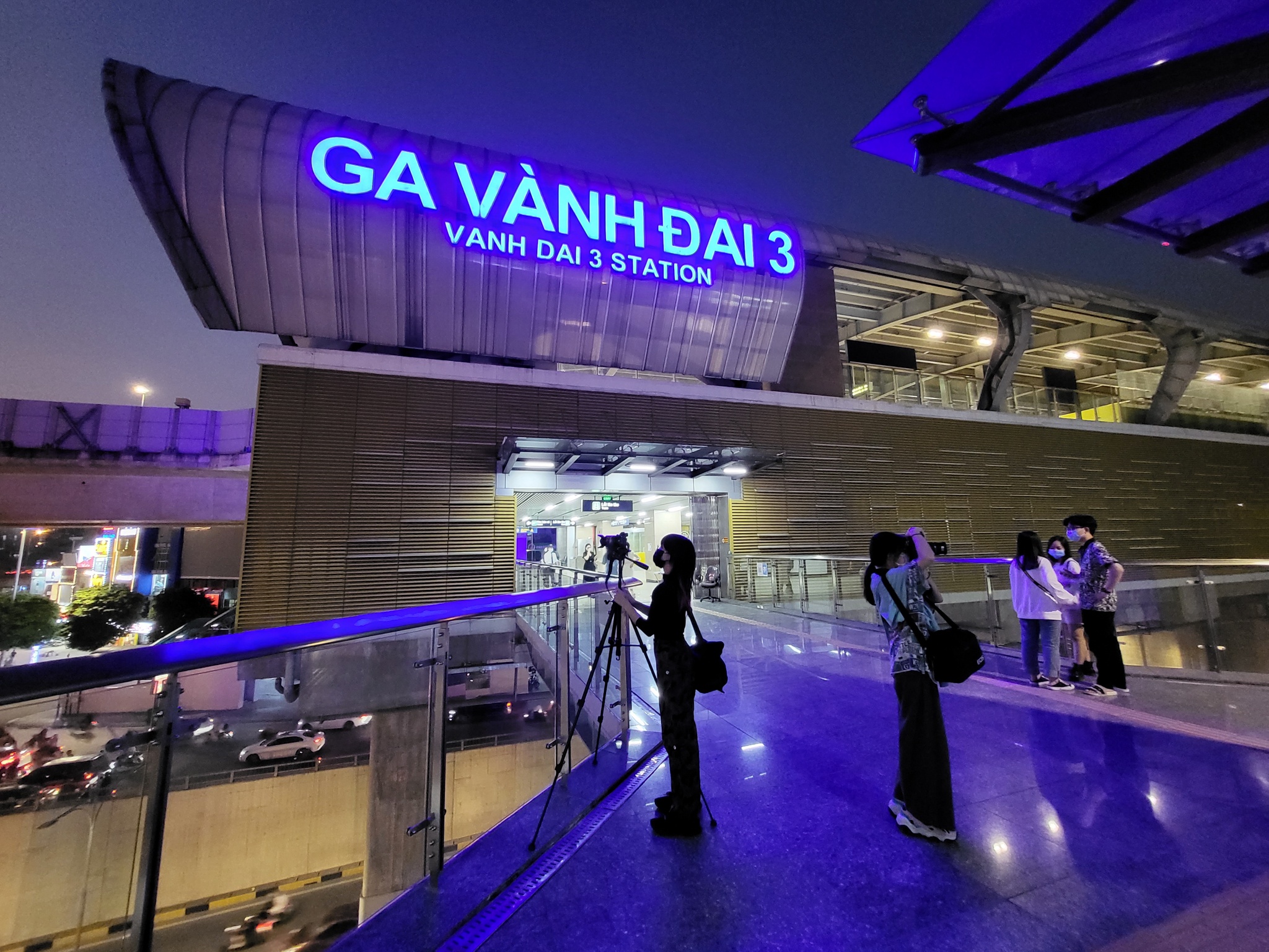 đi tàu Cát Linh, giá Z Fold3 ảnh 18 di tau Cat Linh, gia Z Fold3 anh 18