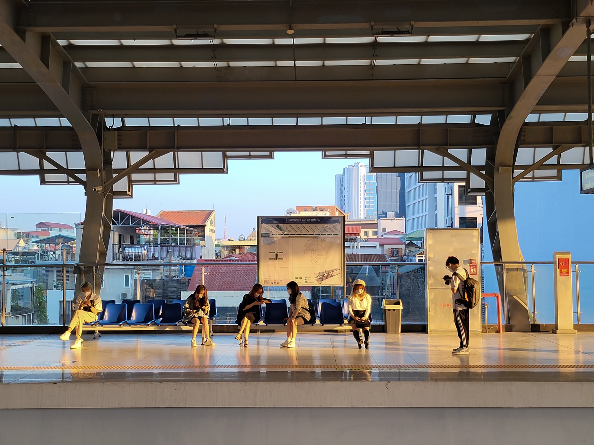 di tau Cat Linh,  gia Z Fold3 anh 4