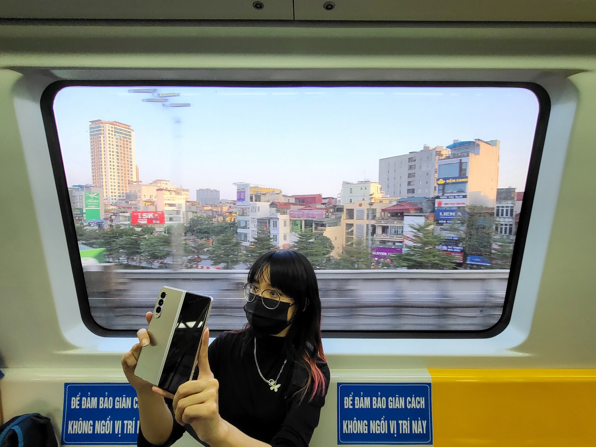 đi tàu Cát Linh, giá Z Fold3 ảnh 7 di tau Cat Linh, gia Z Fold3 anh 7