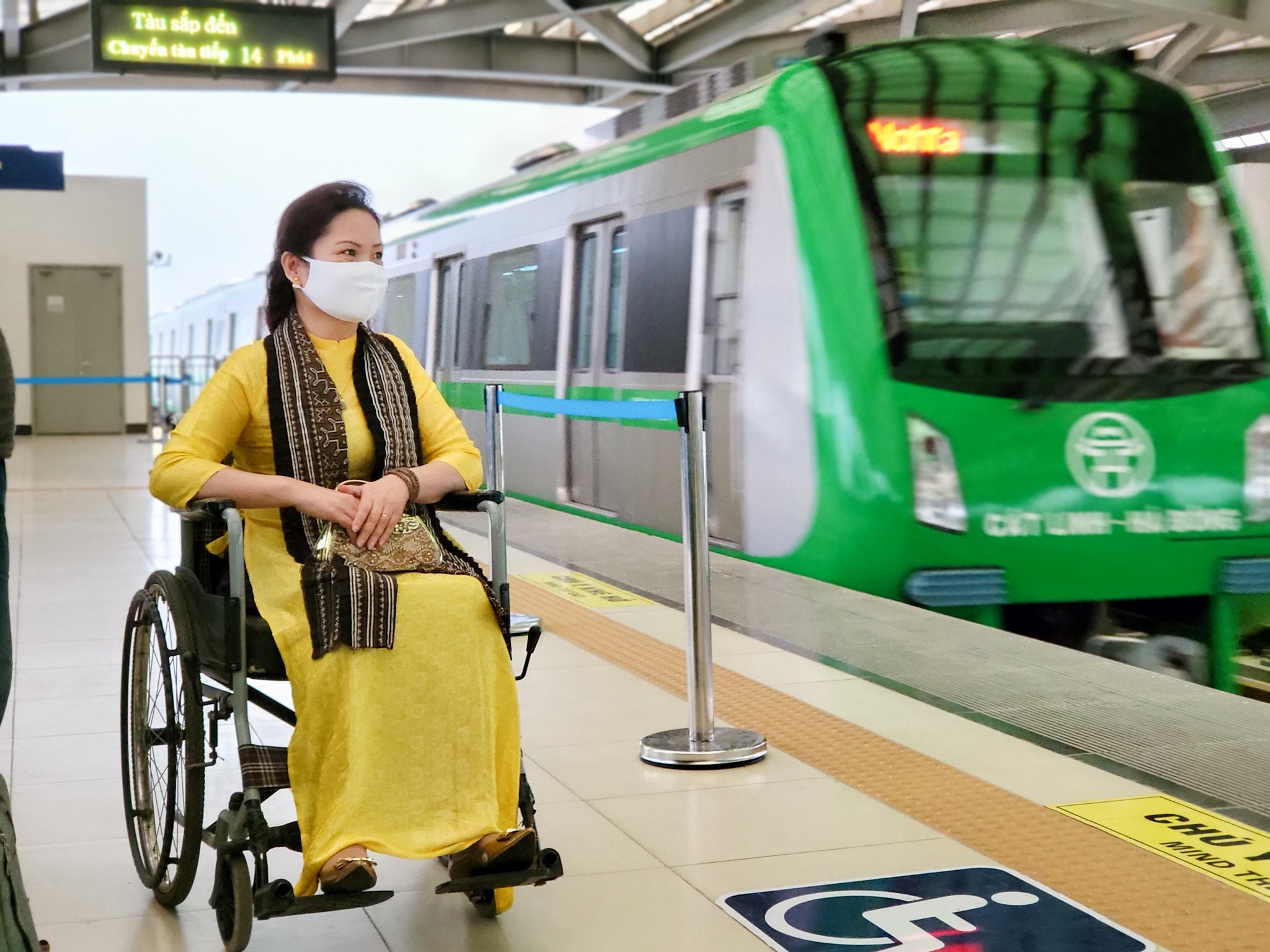 di tau Cat Linh,  gia Z Fold3 anh 8