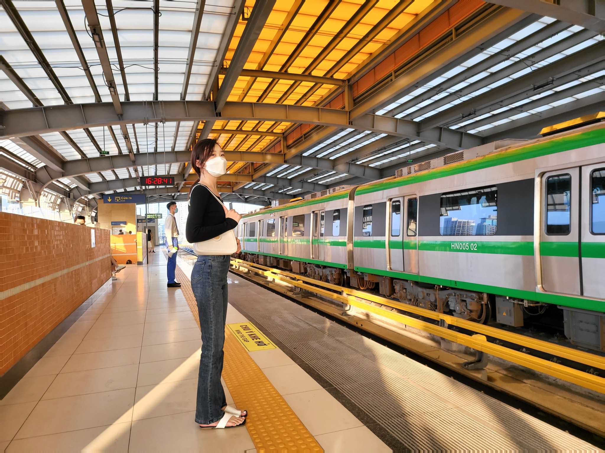 Chuyen tau Cat Linh - Ha Dong ngay cuoi tuan hinh anh