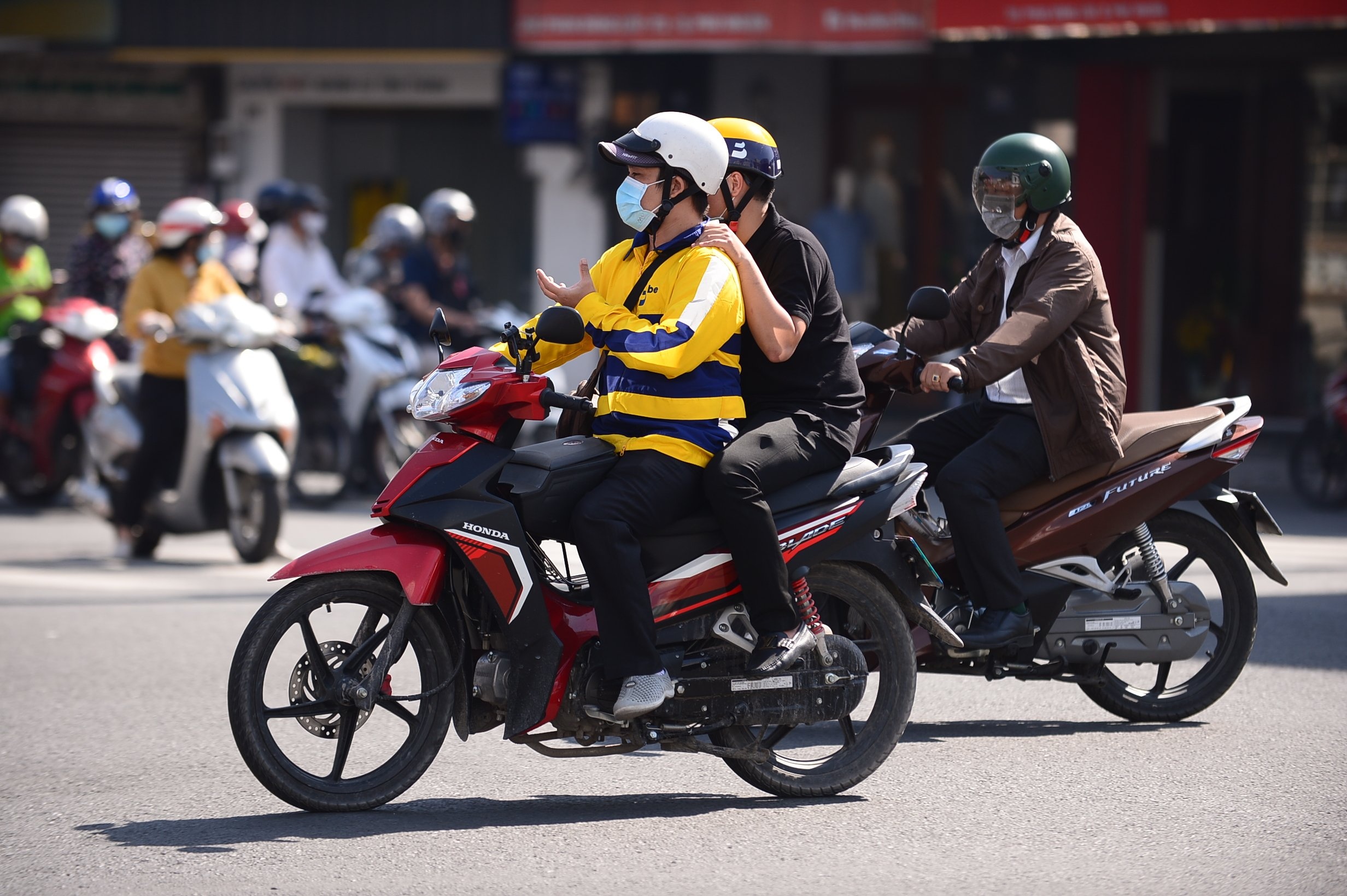 Nhieu nhan vien van phong vui mung khi beBike hoat dong lai hinh anh