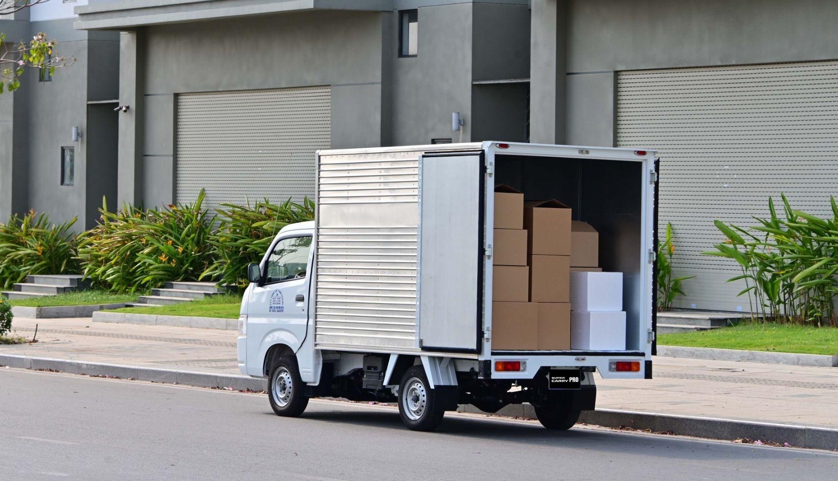 Xe tai nhe tiet kiem nhien lieu duoc ua chuong sau gian cach hinh anh