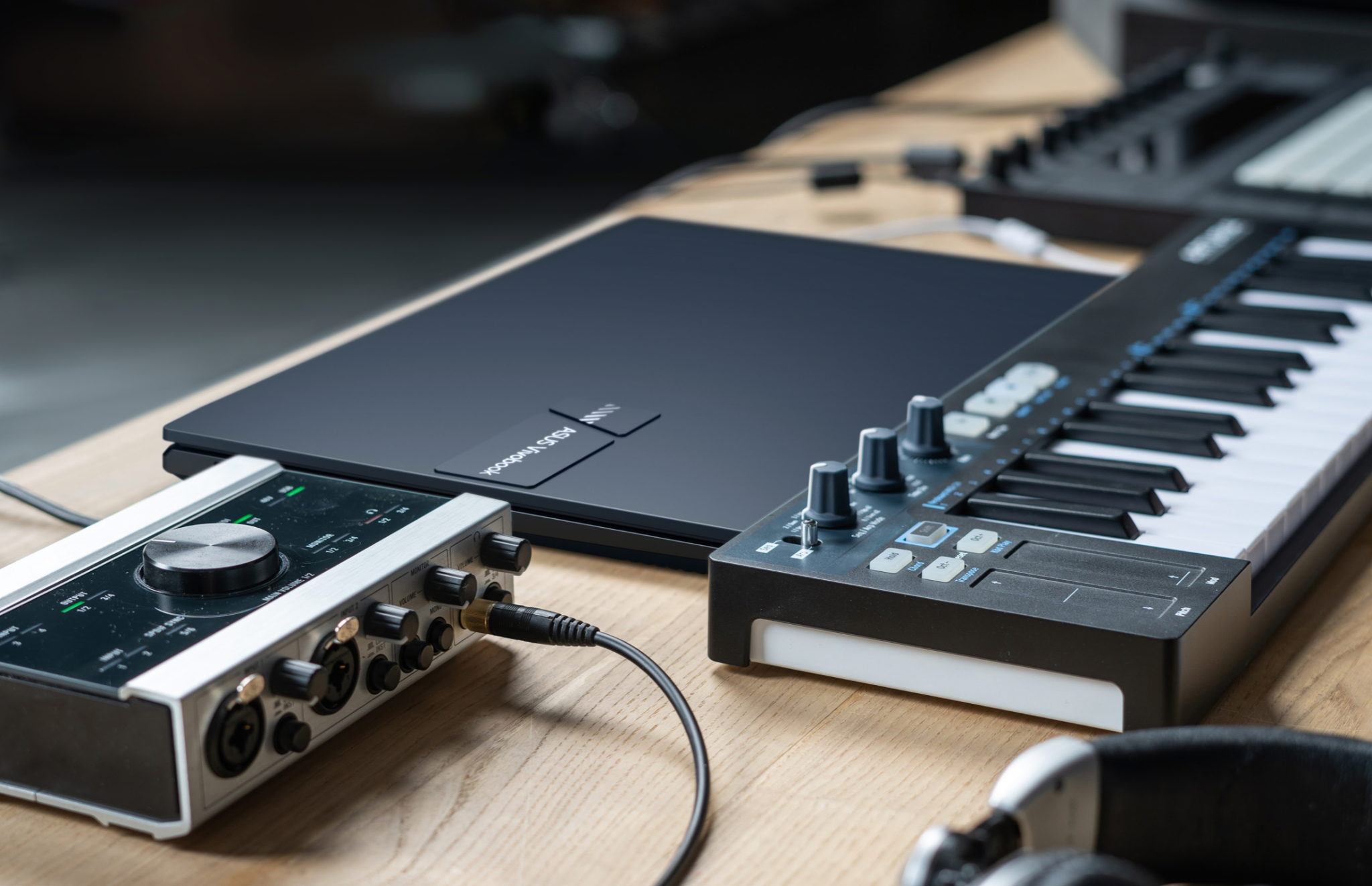 Asus Vivobook OLED 14,  Asus anh 4