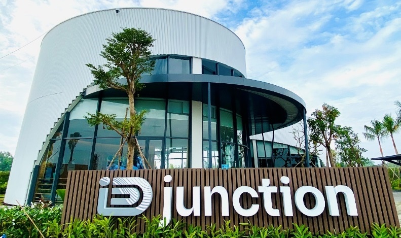 Ben trong sales gallery va nha mau biet thu du an iD Junction hinh anh