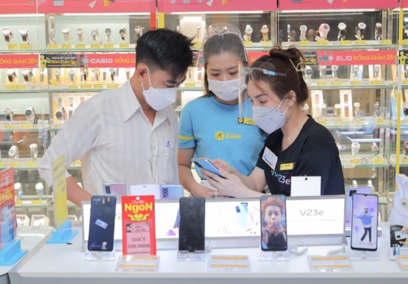 Vivo V23e gop nhiet cho thi truong smartphone cuoi nam hinh anh