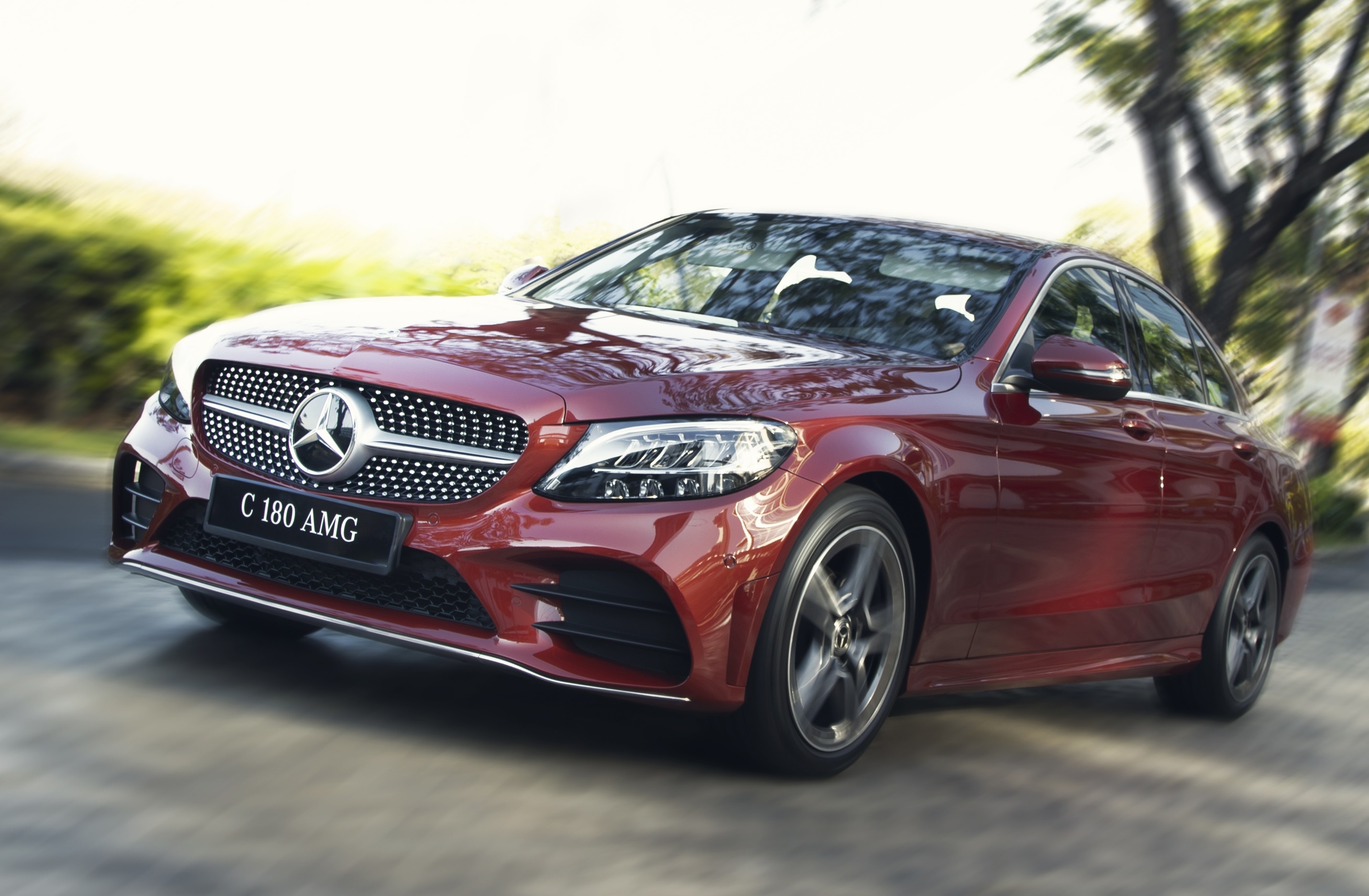 Khach mua Mercedes-Benz tai Vietnam Star co co hoi trung mau C 180 AMG hinh anh