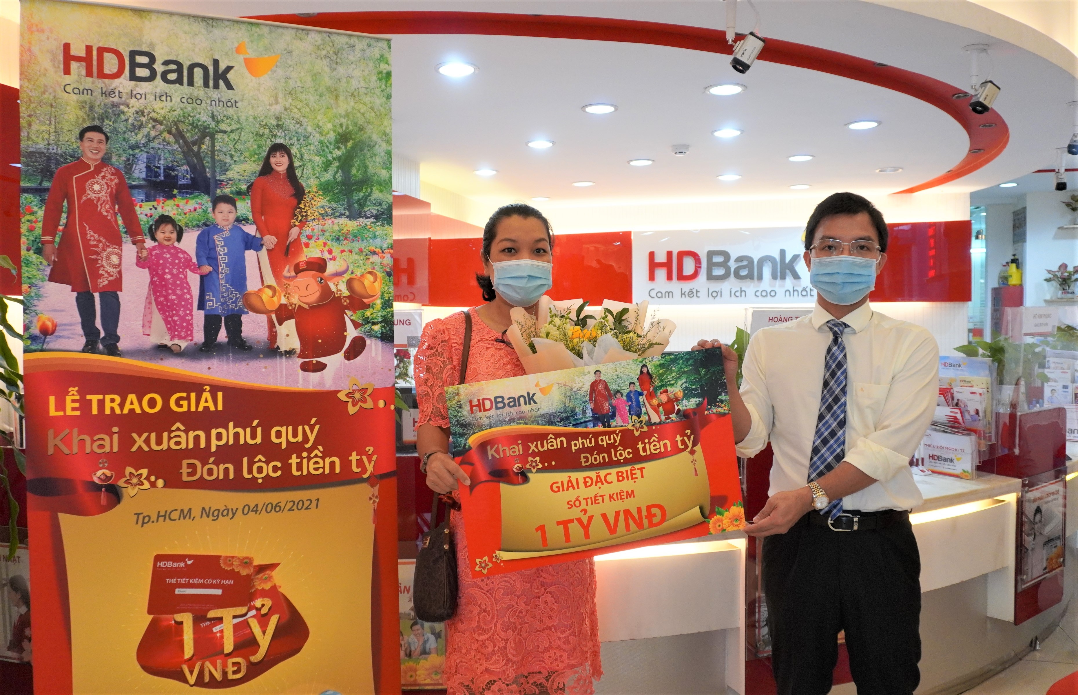 HDBank tung uu dai gui tiet kiem trung tien ty dip xuan Nham Dan hinh anh