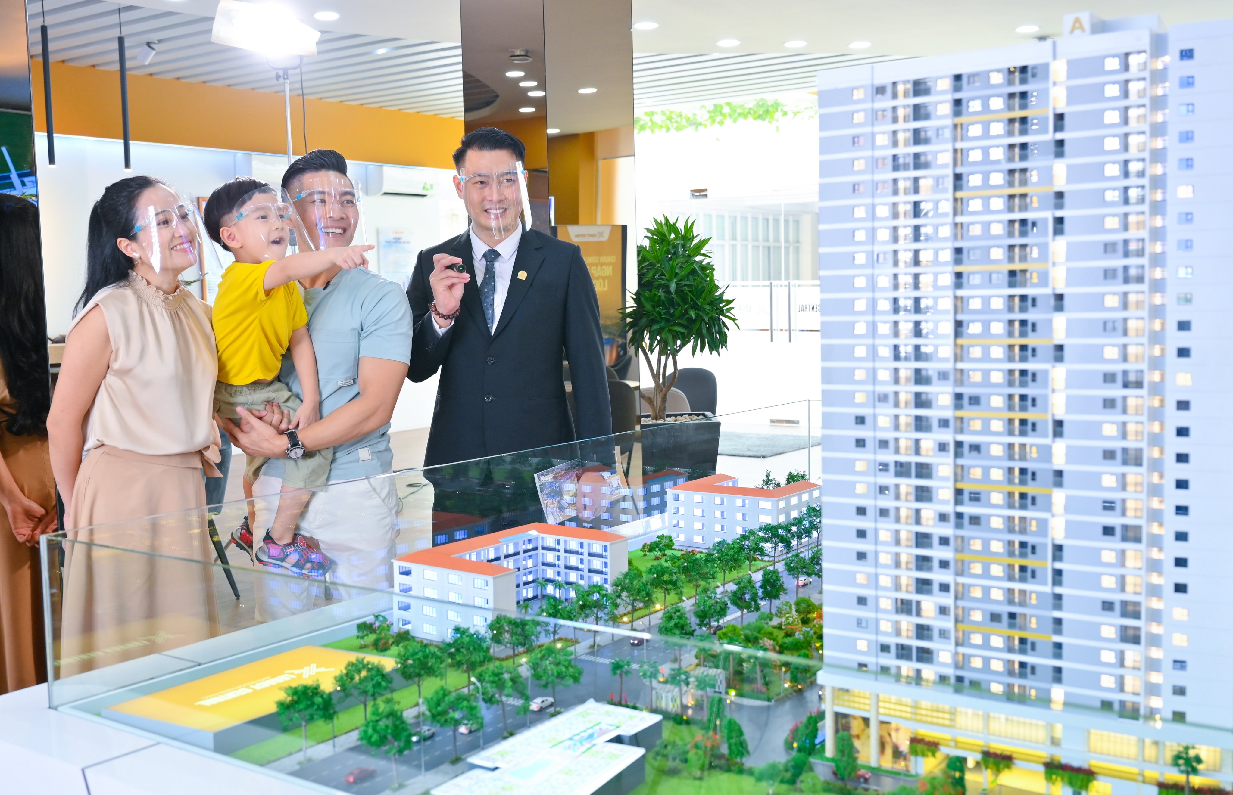 vo chong Quoc Co,  Legacy Central anh 1