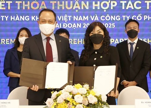 Vietnam Airlines va NovaGroup hop tac toan dien hinh anh