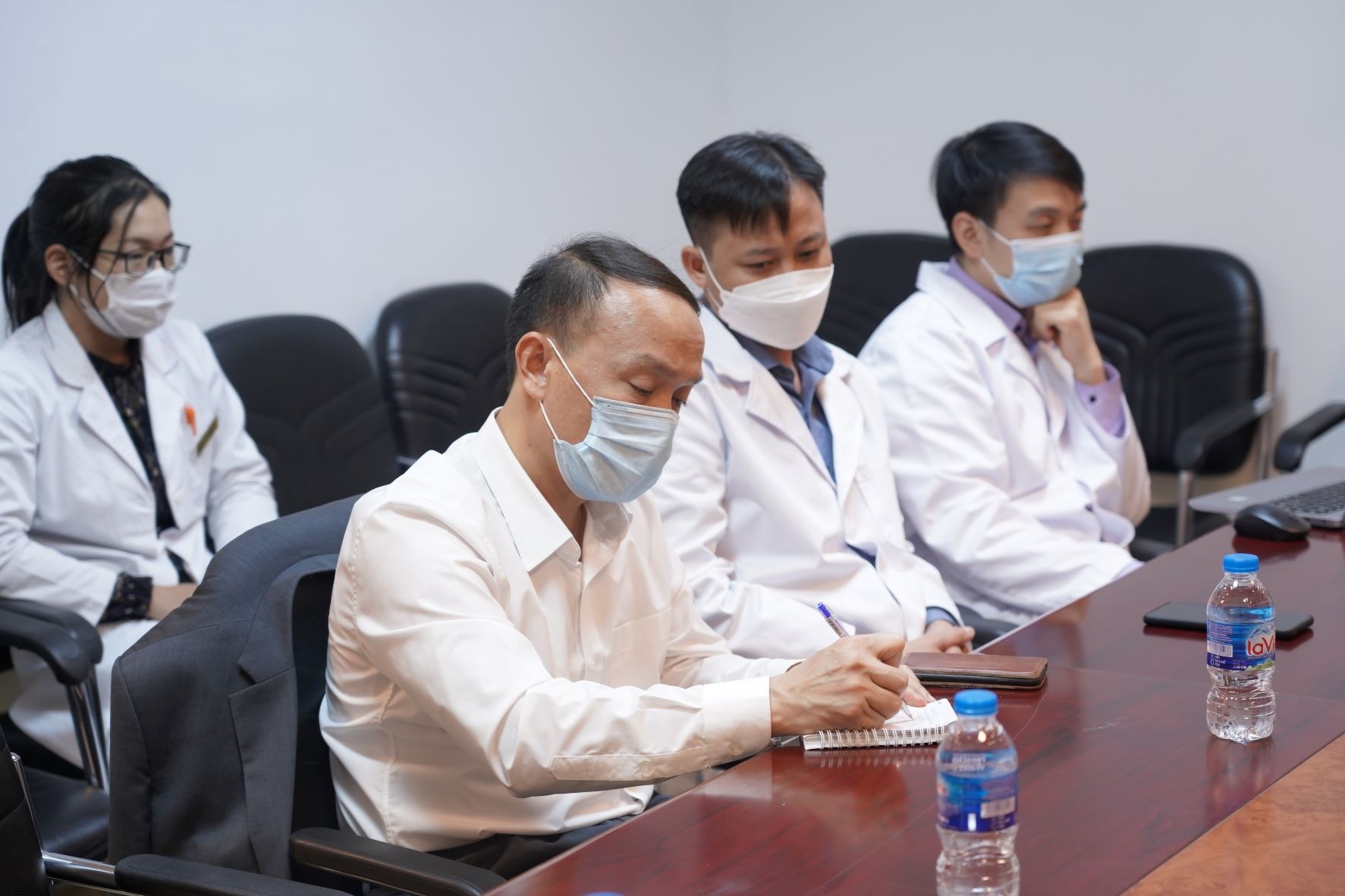 Van Toan dieu tri chan thuong anh 2