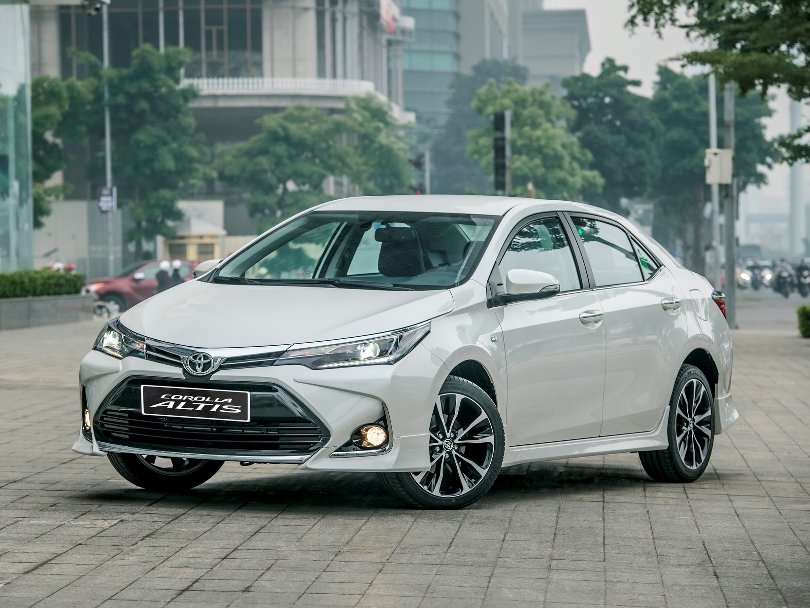 Qua 12 the he, Altis tiep tuc 'tre hoa' voi gia ban hap dan hinh anh