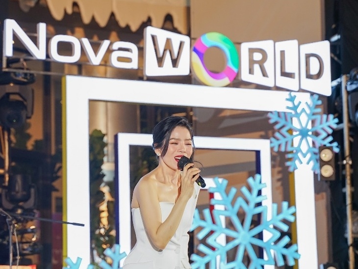 Dan sao Viet quy tu trong loat su kien Giang sinh tai Novaland Gallery hinh anh