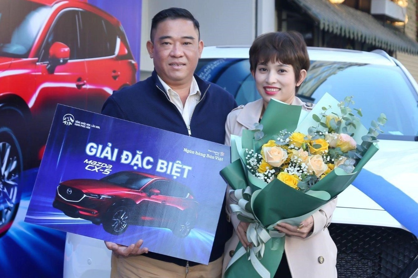 Mua bao hiem cho con, nguoi dan ong trung oto tang vo hinh anh