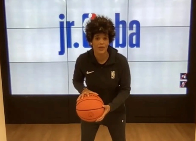 Jr. NBA tro lai voi chuong trinh tap huan bong ro online hinh anh