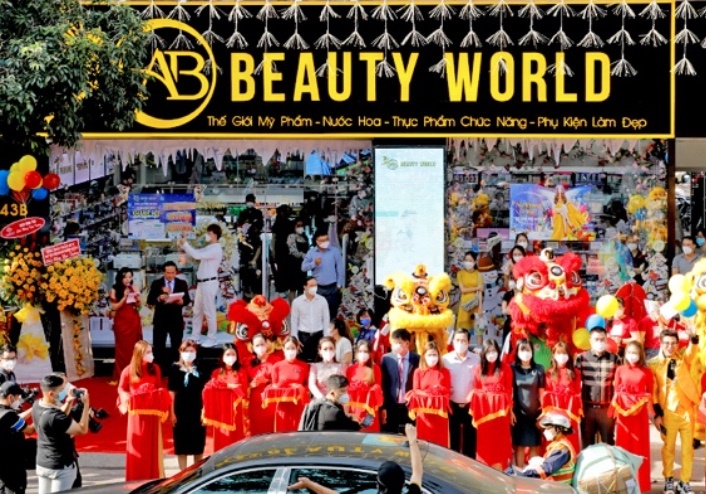 Ha Ho - Kim Ly livestream mung khai truong chi nhanh AB Beauty World hinh anh