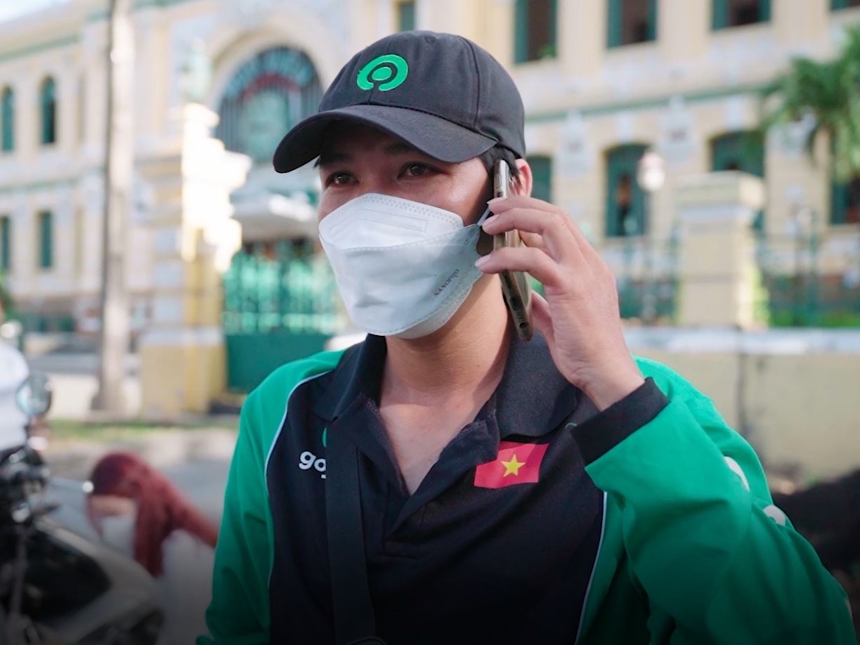 Tai xe cong nghe hao hung khi dich vu cho khach hoat dong tro lai hinh anh