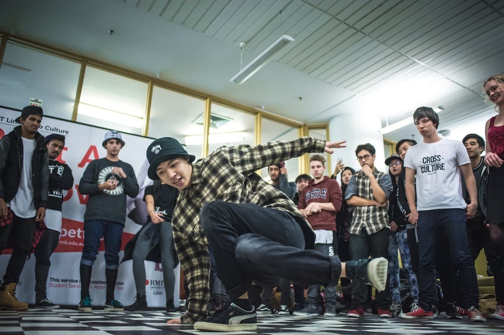 Cach fan tuong tac voi than tuong thay doi qua tung thoi ky hinh anh