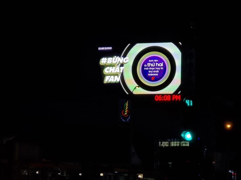 Samsung goi cam hung am nhac cho billboard tai TP.HCM hinh anh