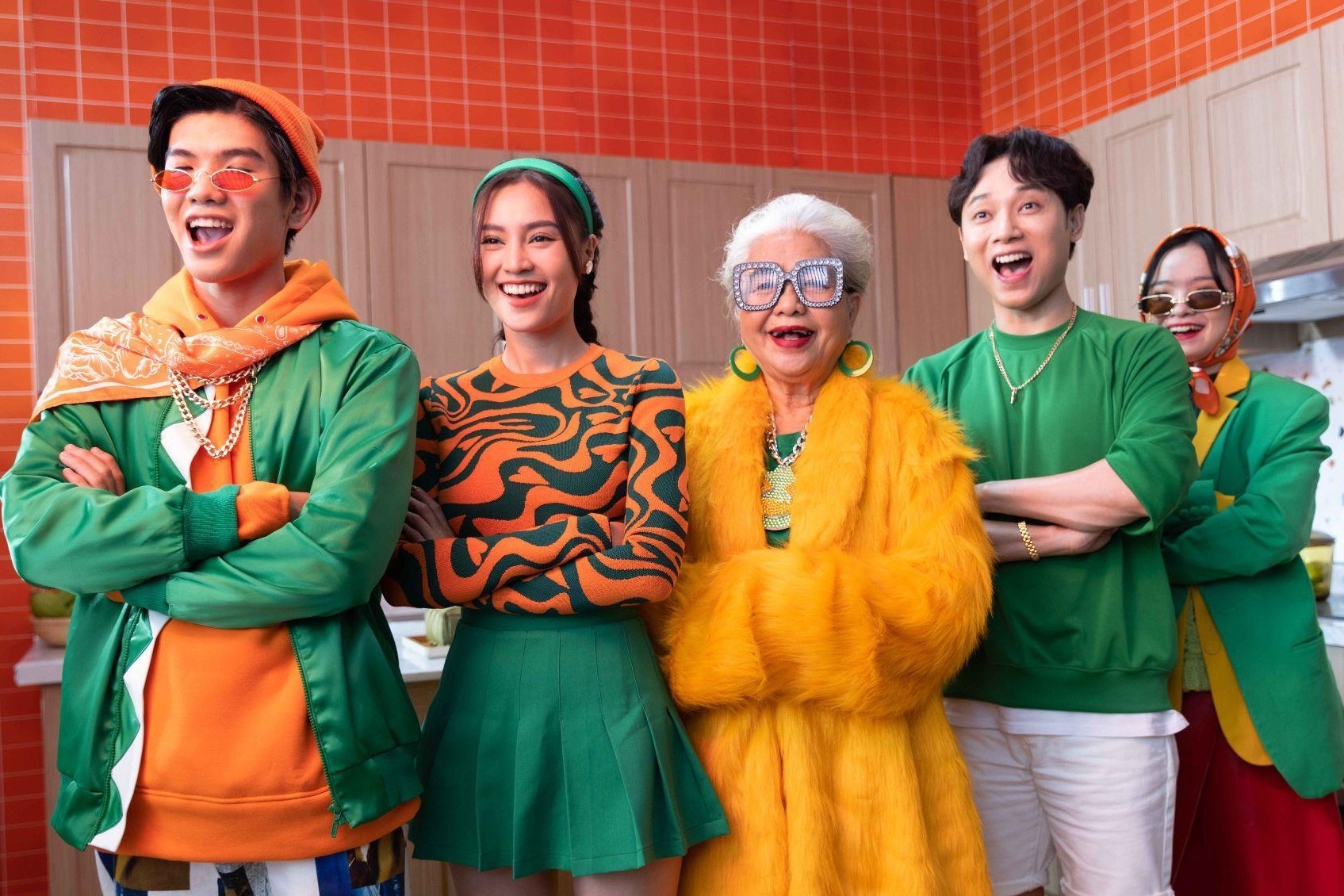 Truc Nhan, Ninh Duong Lan Ngoc lan toa 'vu dieu gat dau' trong MV Tet hinh anh