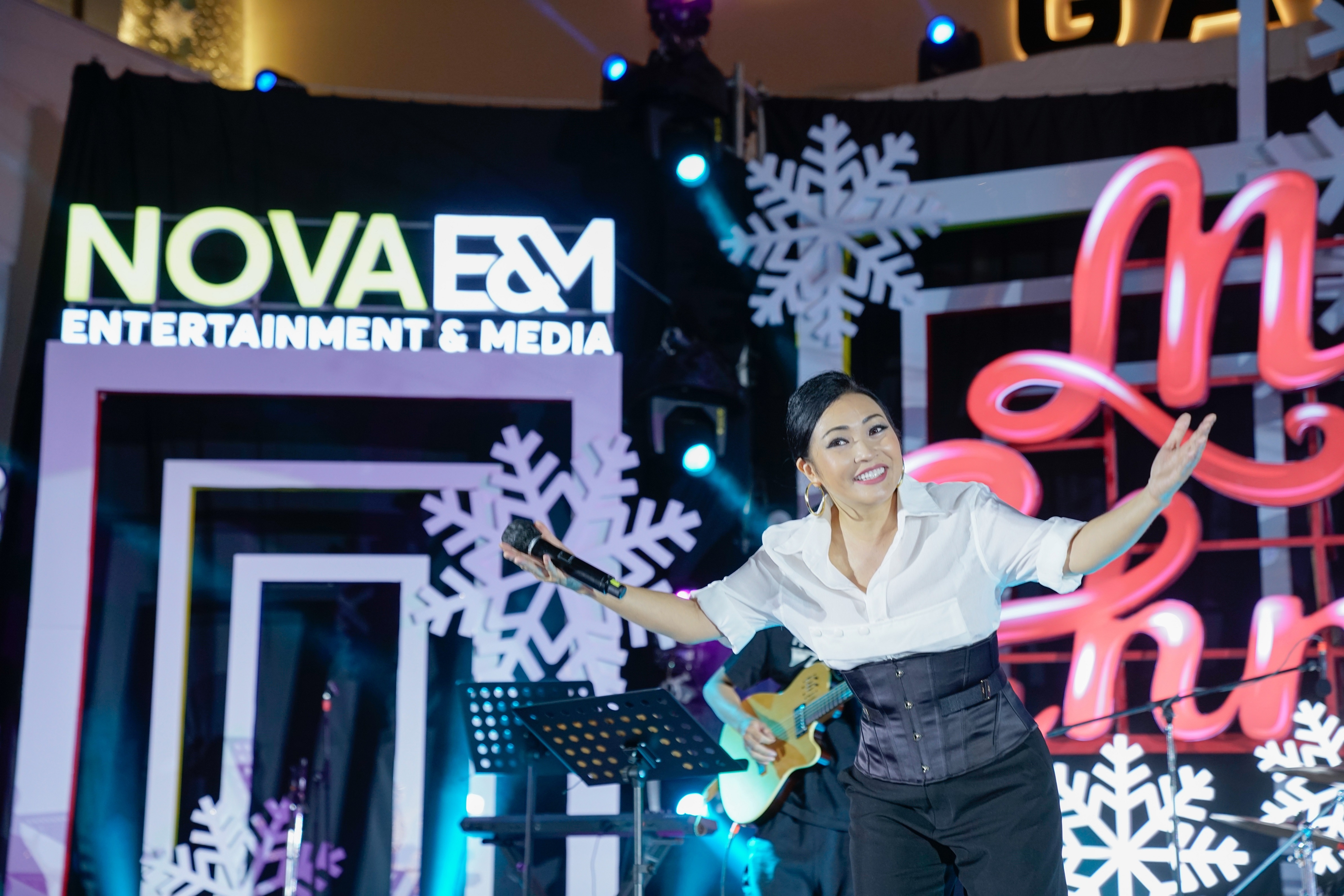 Le Quyen, Phuong Thanh va dan sao khuay dong su kien am nhac cuoi nam hinh anh