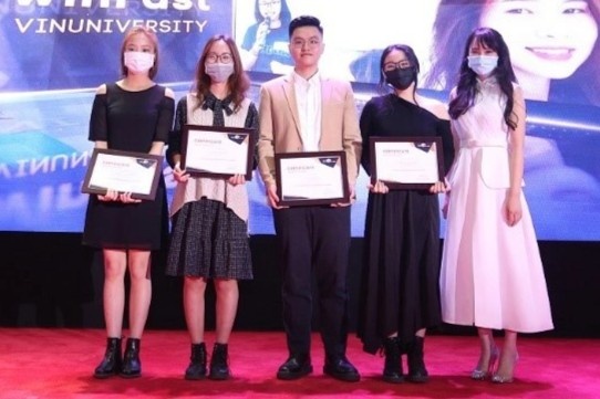 VinUni trao thuong cuoc thi 'Giai bai toan kinh doanh toan cau' hinh anh