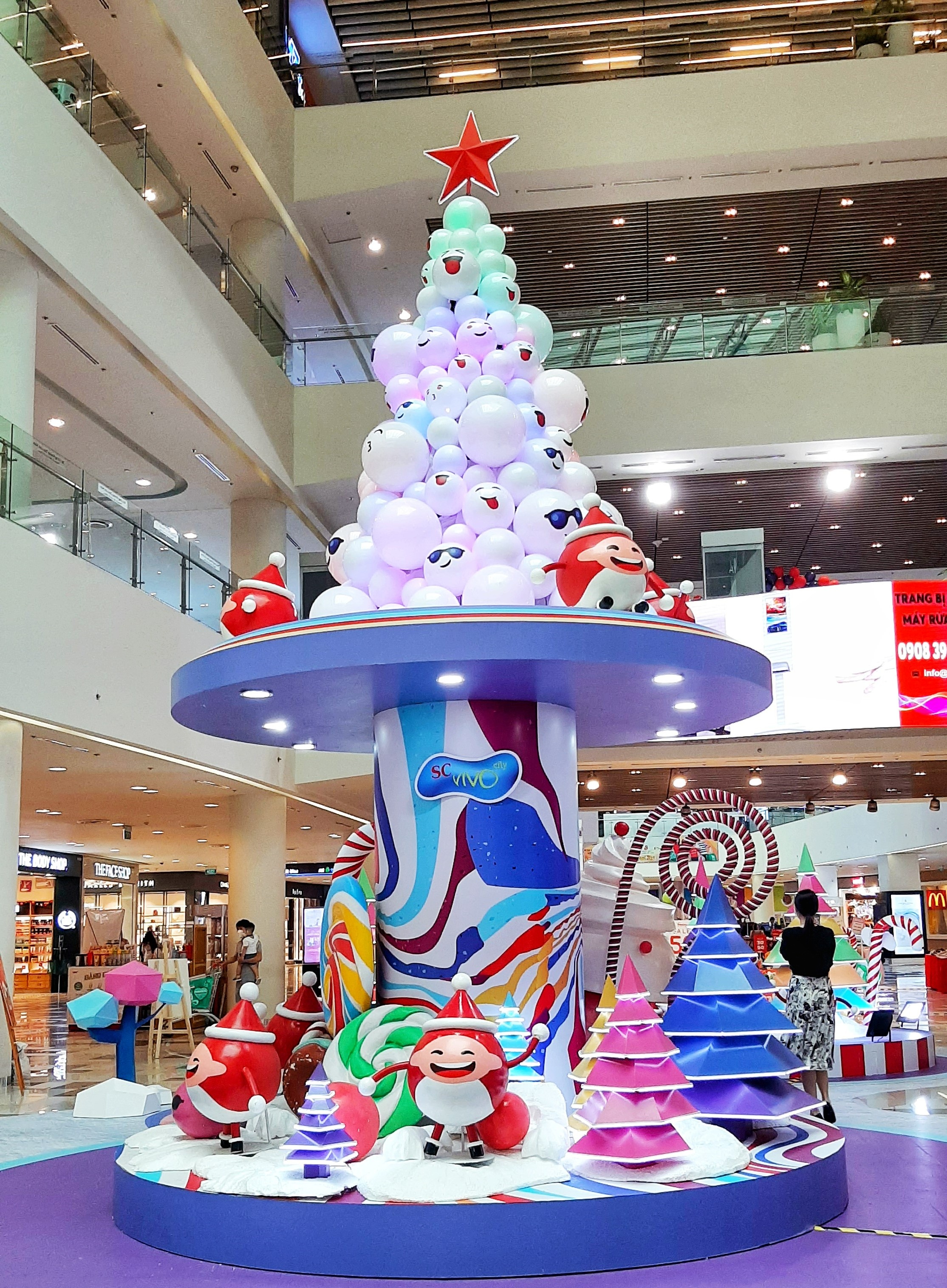 Di choi Noel,  trung tam thuong mai anh 1