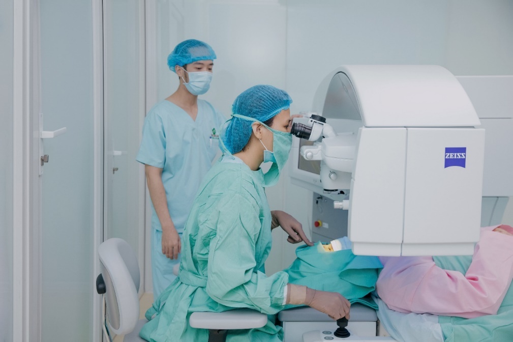 Mat Sai Gon hop tac ZEISS trien khai phau thuat khuc xa ReLEx SMILE hinh anh