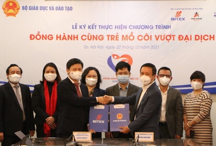 Tap doan Bitex trao 10 ty dong hoc bong cho tre mo coi vi dai dich hinh anh