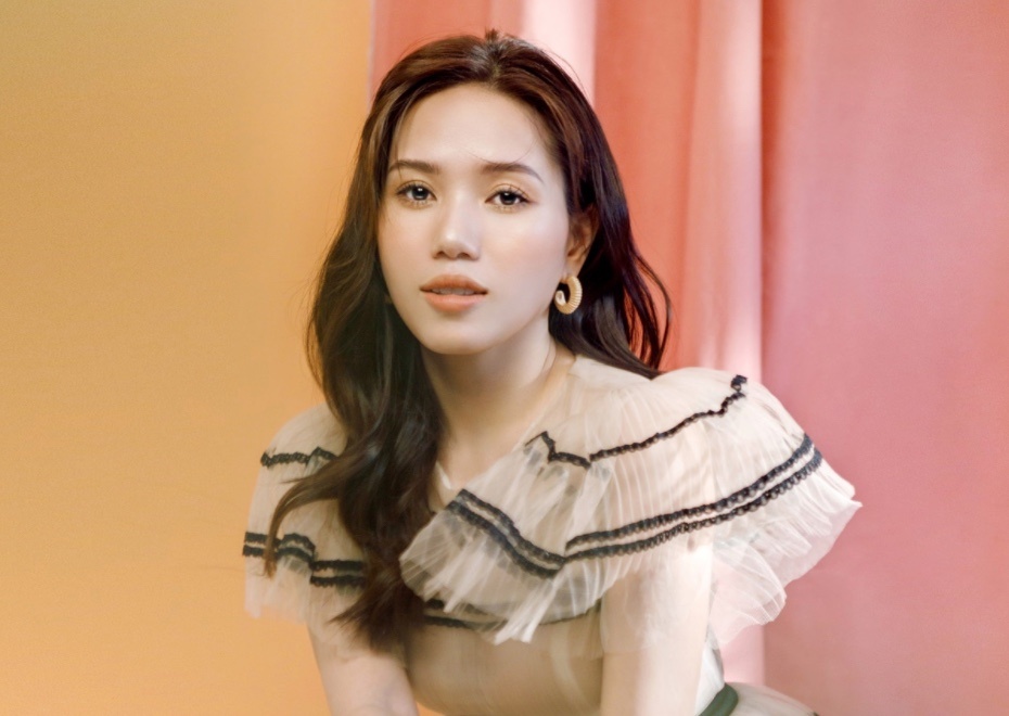 Thuy Chi: 'Tu hao mang lich su dan toc den gan khan gia' hinh anh