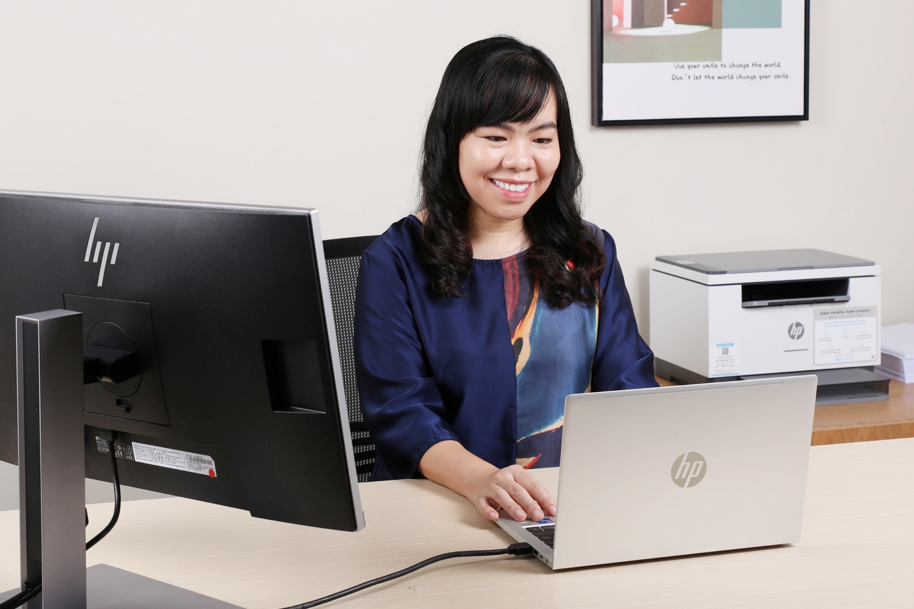 Thiet bi cong nghe nang cao hieu qua giao duc truc tuyen hinh anh